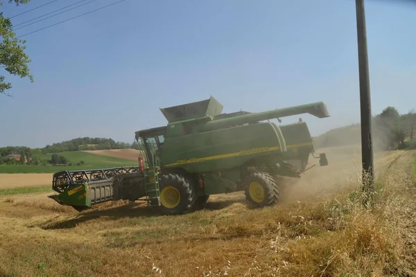 Threshing machine. threshing. campaign. wheat. summer. — Stock Photo, Image