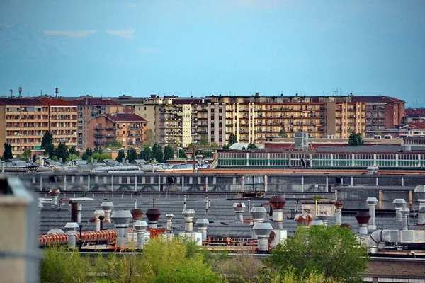 Torino. periféria. Fiat mirafiori. a város. felhők. ég. paloták. Hill — Stock Fotó