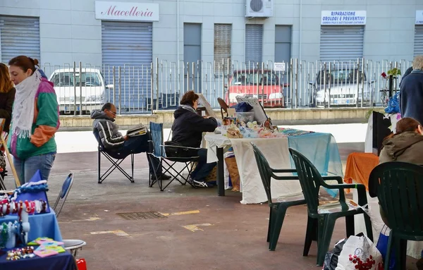 Mercado cubierto. Turín. Al aire libre gente . — Foto de Stock