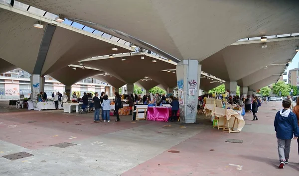 Mercado coberto. turin. Ao ar livre. pessoas . — Fotografia de Stock