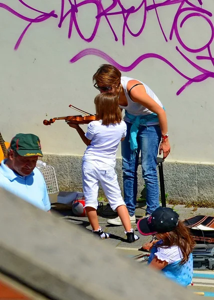 Pouliční party. hudební lekce. hudební nástroj. venkovní. lidé. léto — Stock fotografie