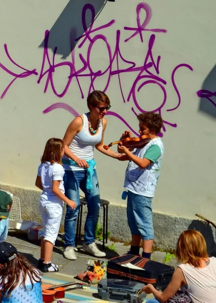 Fête de rue. leçon de musique. instrument de musique. à l'extérieur. les gens. été — Photo