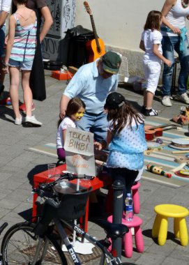 Sokak Partisi. çocuklar için makyaj dersleri. açık. insanlar. Yaz