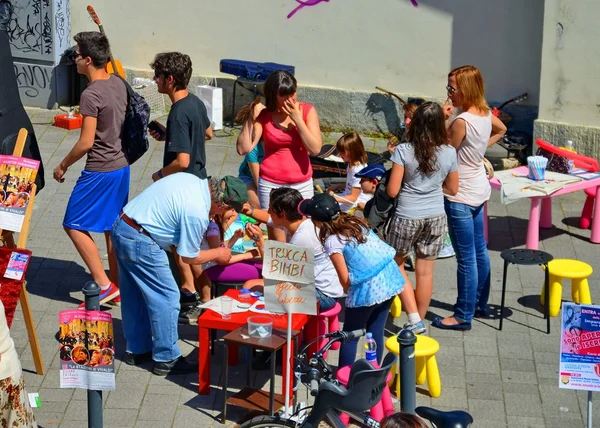 Fiesta callejera. lecciones de maquillaje para niños. Al aire libre Gente. verano —  Fotos de Stock