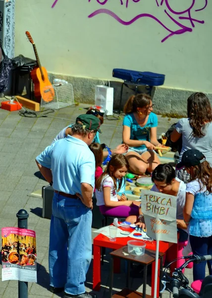 Fiesta callejera. lecciones de maquillaje para niños. Al aire libre Gente. verano —  Fotos de Stock