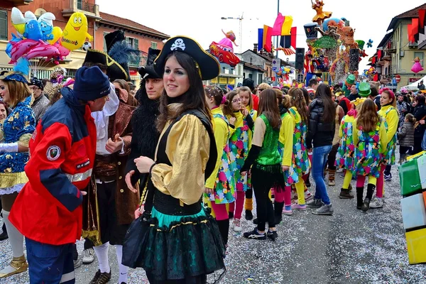Gente. Desfile de carnaval. Calle. Fiesta. Exterior — Foto de Stock