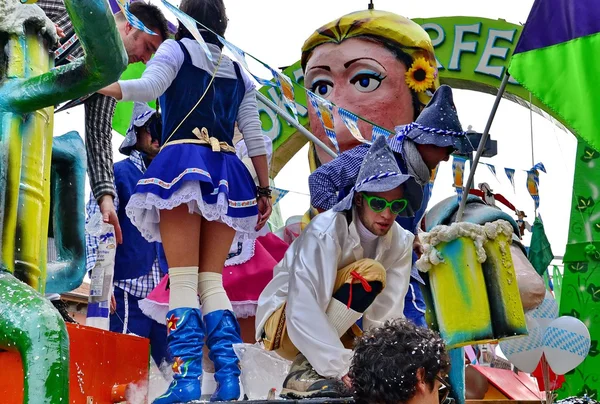 Gente. Desfile de carnaval. Calle. Fiesta. Exterior — Foto de Stock