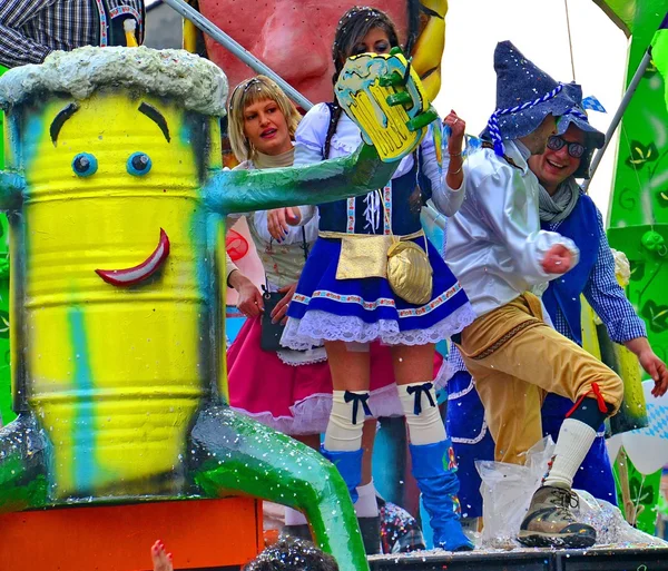 Gente. Desfile de carnaval. Calle. Fiesta. Exterior — Foto de Stock