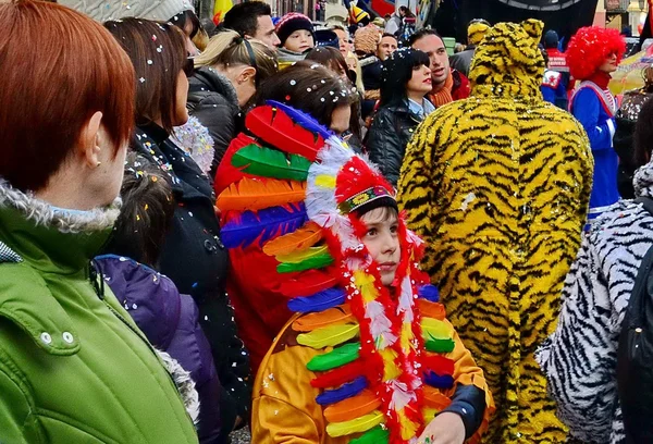 Gente. Desfile de carnaval. Calle. Fiesta. Exterior — Foto de Stock