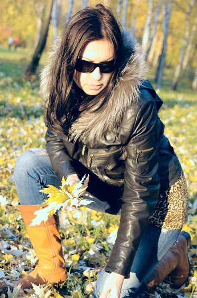 Chica en el bosque de otoño — Foto de Stock