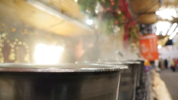 Juste le Nouvel An. Vin chaud dans un grand bol. Vapeur en gros plan — Video