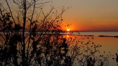 Güzel sonbahar günbatımı Deniz kenarında 