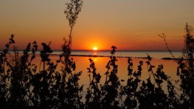 Resimli deniz günbatımı manzarası