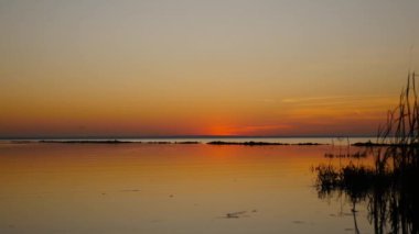 Sahilin manzarası ve kızıl gün batımı.