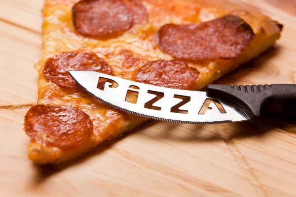 Pizza pizza bıçakla