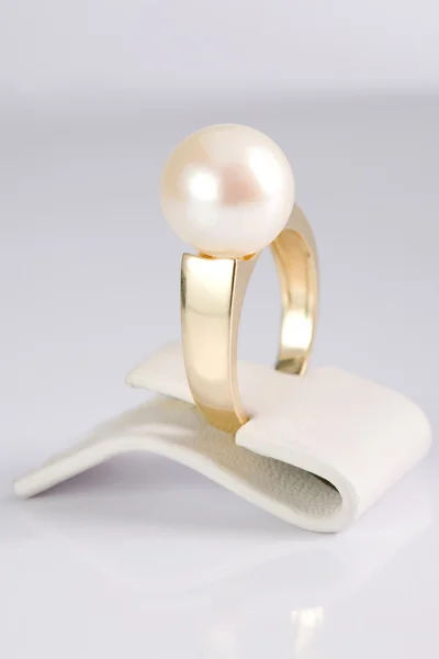 Ring with pearl — Stock Photo, Image