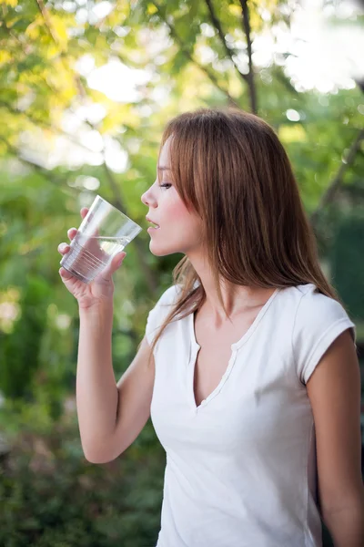 Mooie jonge vrouw drinkwater — Stockfoto