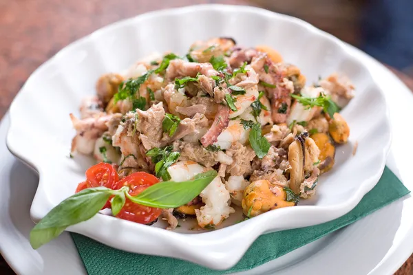 Deniz ürünleri salatası