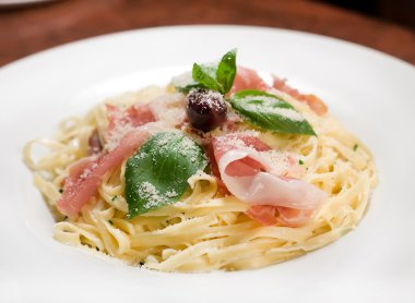 jambon ve kremalı spagetti