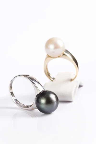 Anillos con perlas — Foto de Stock