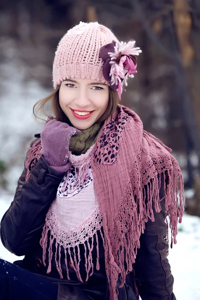 Young girl smiling in winter clothes — Stock Photo, Image