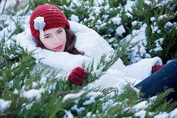 Beautiful young woman enjoying the winter — Stock Photo, Image