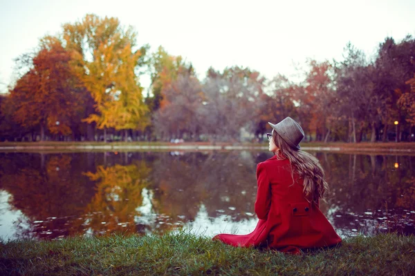 Mooie jonge vrouw genieten van de herfst — Stockfoto