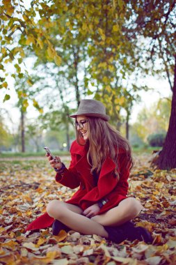 cep telefonu ile mutlu hippi kız