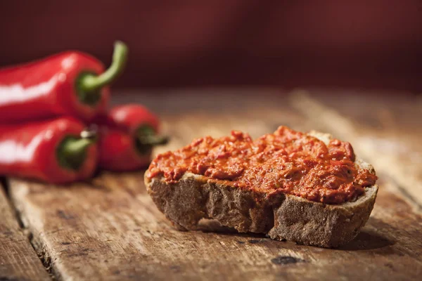 sebze biber ekmek üzerine yayılmış