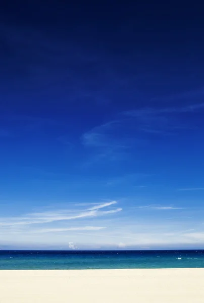 沙滩、 海和蓝色的天空 — 图库照片