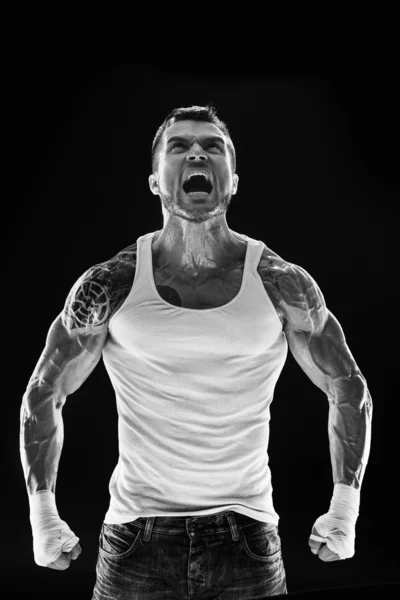 Muscular man screaming and roar — Stock Photo, Image