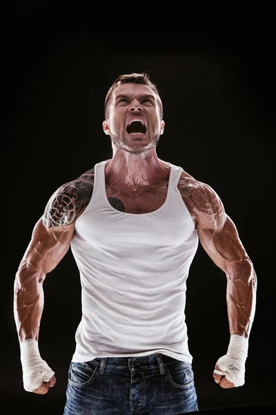 Muscular man screaming and roar — Stock Photo, Image