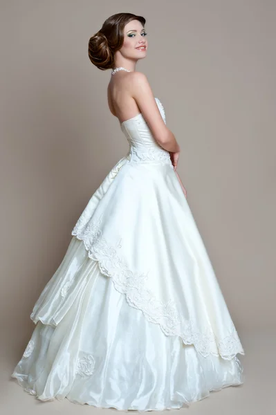 https://st.depositphotos.com/2079553/3094/i/450/depositphotos_30940827-stock-photo-beautiful-bride.jpg