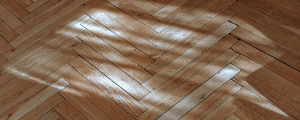 Ancien parquet en bois antique minable avec grande tache lumineuse de la fenêtre — Photo