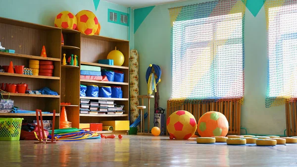 空荡荡的儿童教室，有运动器材和健身活动. 图库图片
