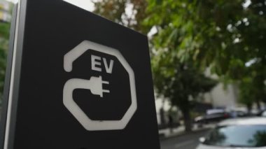 Elektronik araba noktasını EV ve fiş tabelasıyla şarj ediyorum.