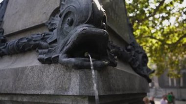 Ukrayna 'nın Odessa caddesinde balık heykelciği ve su bulunan Puşkin anıtı