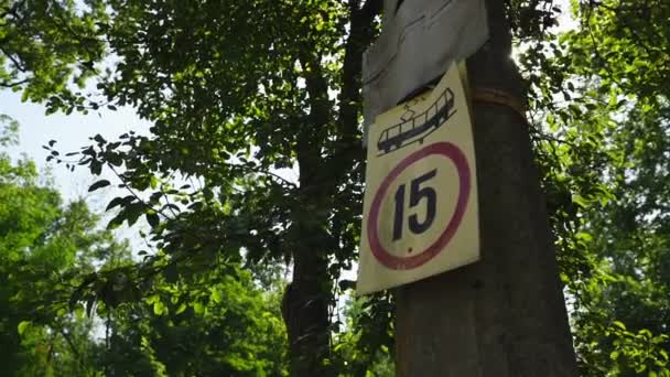 Panneau de signalisation de tramway accroché à un poteau en béton respectant la circulation dans la rue de la ville — Video