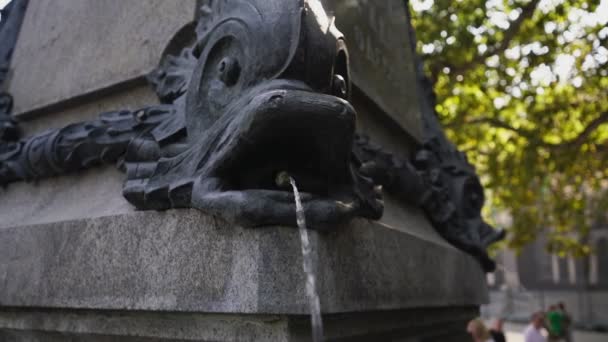 우크라이나 오데사 거리에 물고기 형상 과물이 담긴 푸슈킨 기념비 — 비디오