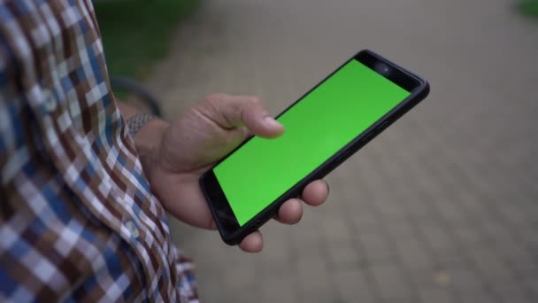 L'homme traîne doigt sur smartphone écran vert surf internet — Video