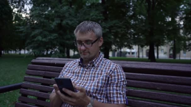 Muž ukazuje fotoaparát telefon se zelenou obrazovkou odkládání brýle — Stock video
