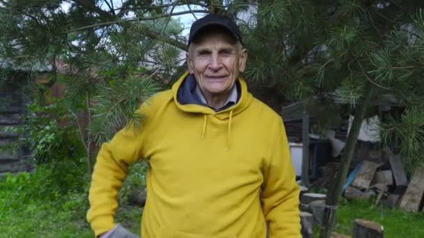 그 의 어깨에 오래 된 도끼를 들고 있는 성숙 한 벌목꾼의 모습 — 비디오