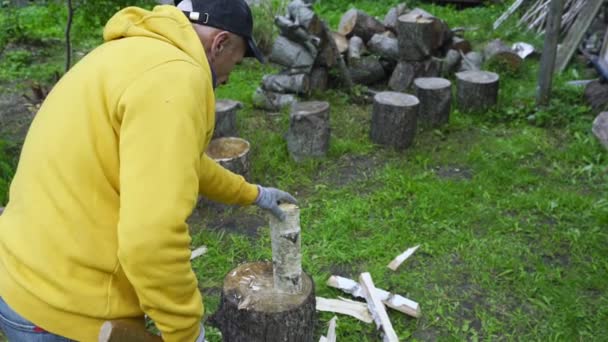 Trabalhador sênior com machado vintage cortar logs para preparação de boleto — Vídeo de Stock