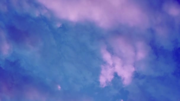 Girando nuvens rosa e branco no céu azul efeito queda livre. — Vídeo de Stock