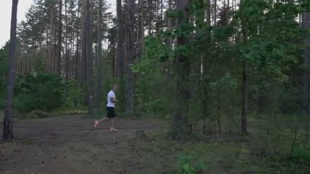 Mann läuft im Wald beim Training für Trail-Run-Marathon-Distanzlauf — Stockvideo