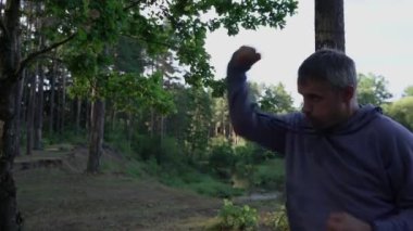 Ormanda temiz hava üzerine boks antrenmanının amatörüyüm..