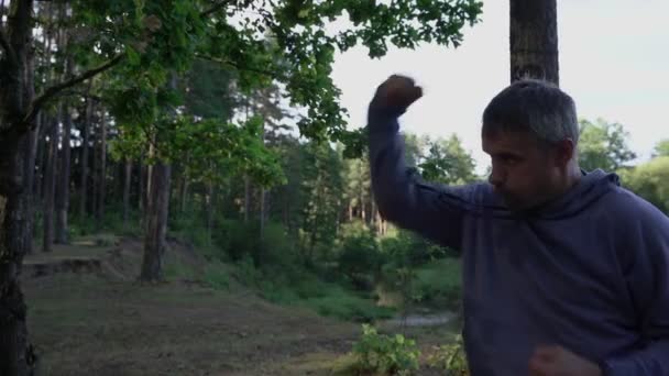 Amatör boxning övning på frisk luft i skogen. — Stockvideo