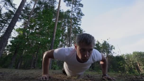 Unavený muž v bílém oblečení dělá press up cvičení — Stock video