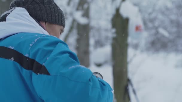 Hombre envejecido en chaqueta azul de invierno vierte té caliente y bebidas — Vídeos de Stock