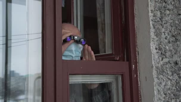 Aposentado sênior estranho em máscara facial abre janela obsoleta — Vídeo de Stock